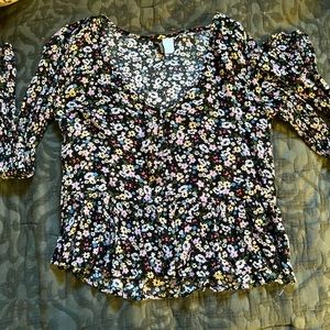 Soft floral long slevee. Botton on